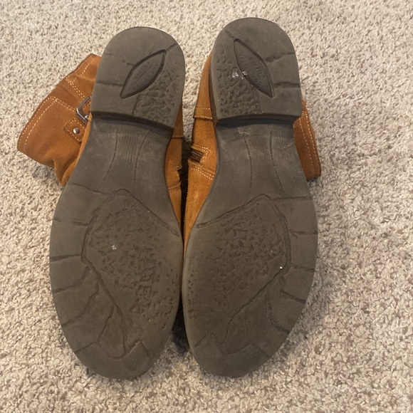 Very comfortable camel colored suede boots by Earth - Picture 3 of 4